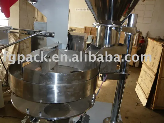 Granule packing machine with vibrator
