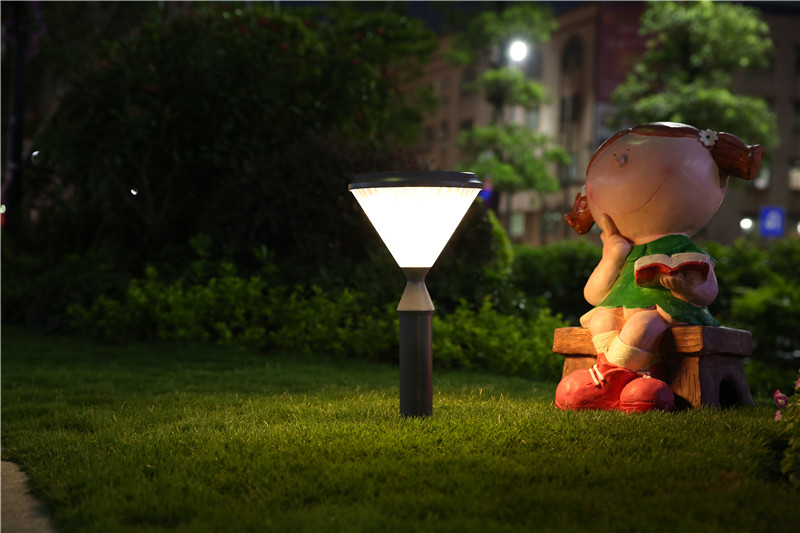 Energy-saving solar lawn light without charging