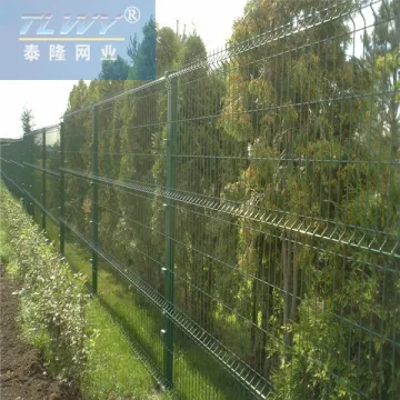 Curvy welded fencing