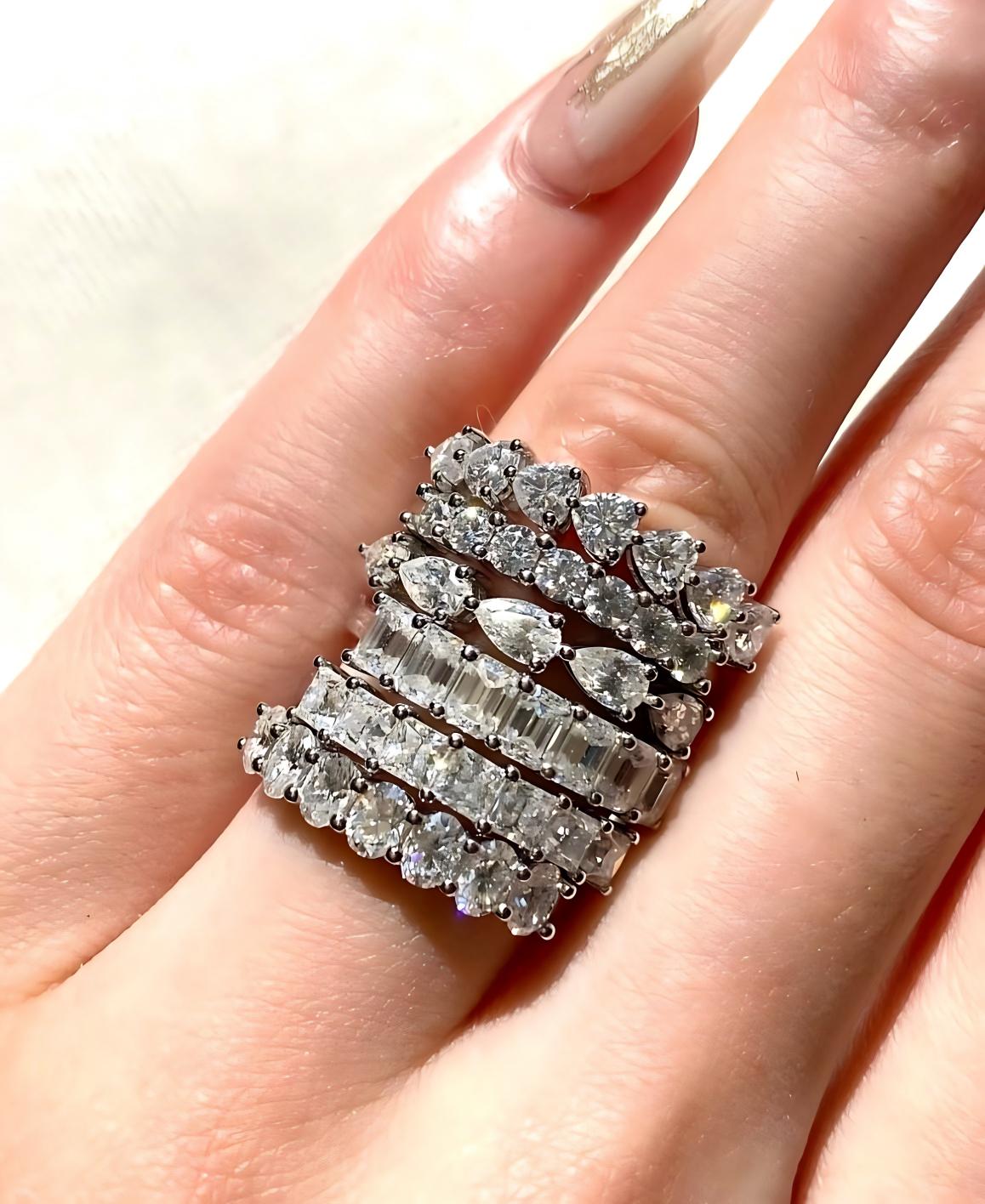 Emerald Cut Lab Grown Diamond Eternity Band ၏ အနီးကပ်မြင်ကွင်း