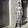 Langer Trenchcoat aus metallischem PU