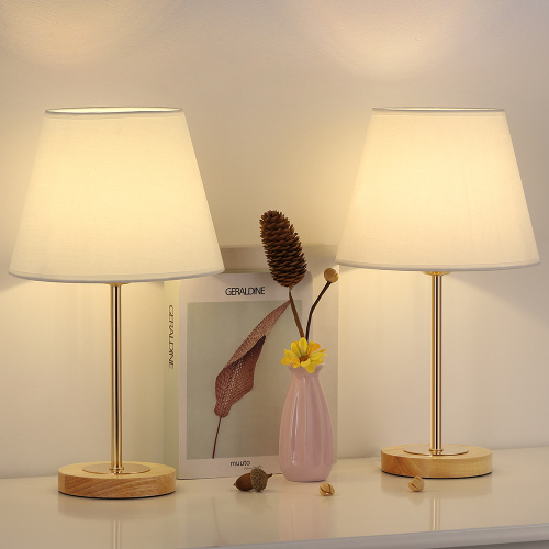 Moderne Holzlampe mit Stofftatten