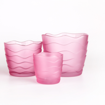 Glastasse mit rosa Farbwellenmuster