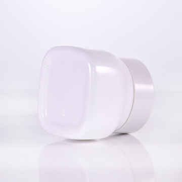 Quadratisches Formglascremeglas mit weißen Kappen