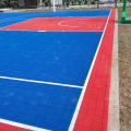 Las baldosas entrelazadas de la cancha pintan piso de baloncesto al aire libre