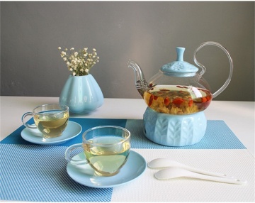 Grande théière en verre à thé avec des tasses en verre