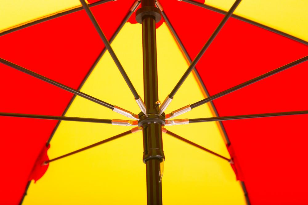 Parapluie de golf jaune et rouge