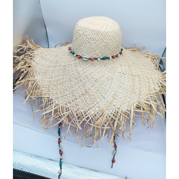 Chapeaux de paille rafia avec des perles de bois de couleur