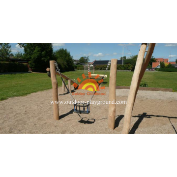 Kinder Hinterhof Spielplatz Holzschaukeln