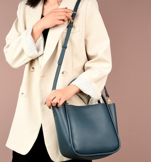 Fashionable Women's Bucket Bag 2025