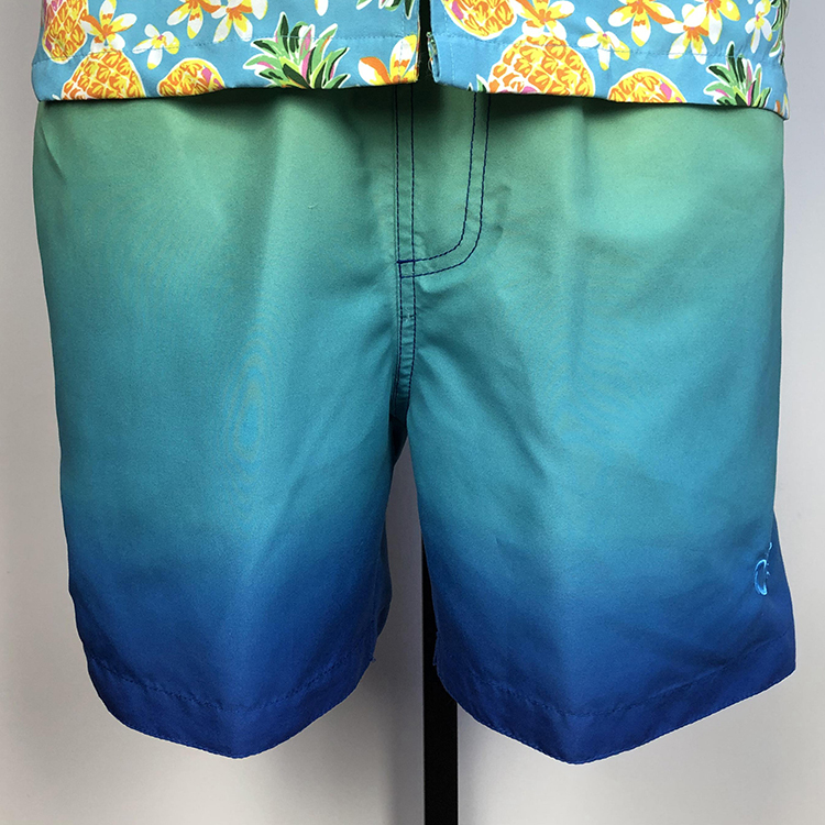 Hombres gradientes pantalones cortos de playa azul