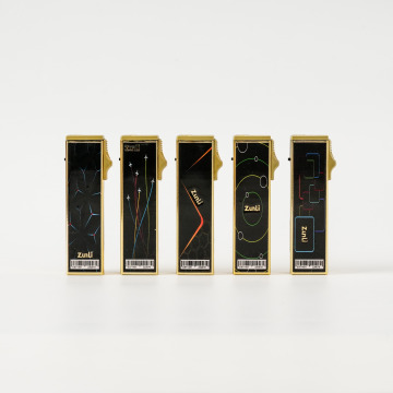 Isqueiro de metal com padrão moderno de rosto preto com acabamento dourado
