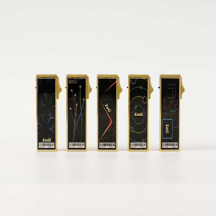 Isqueiro de metal com padrão moderno de rosto preto com acabamento dourado
