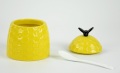 Keramik tabung makanan berbentuk lebah kuning dengan tutup