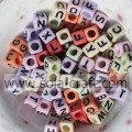 Undurchsichtiger facettierter Würfel 26 Buchstaben Acrylperlen mit Loch für Schmuck für Kinder 