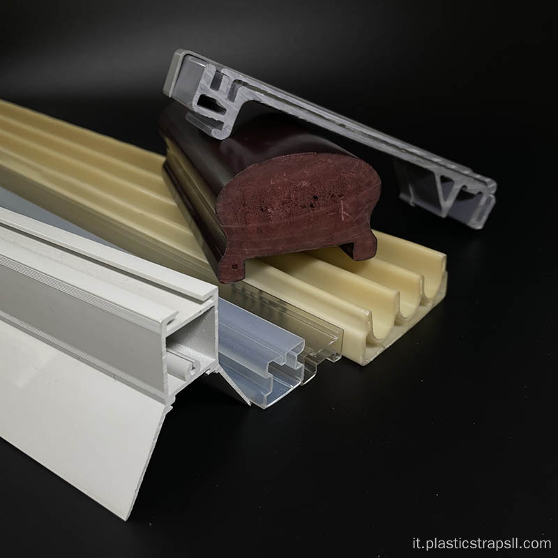 Profilo estruso in PVC su misura