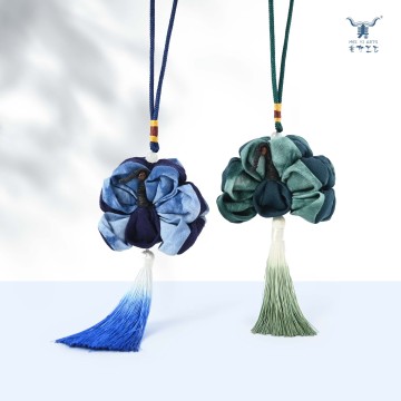 Bolsita étnica con colgante de borla de pavo real de algodón tie-dye