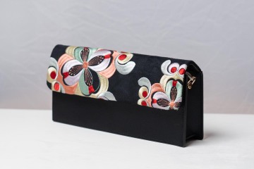 Yi-Style Embroidered Clutch Bag