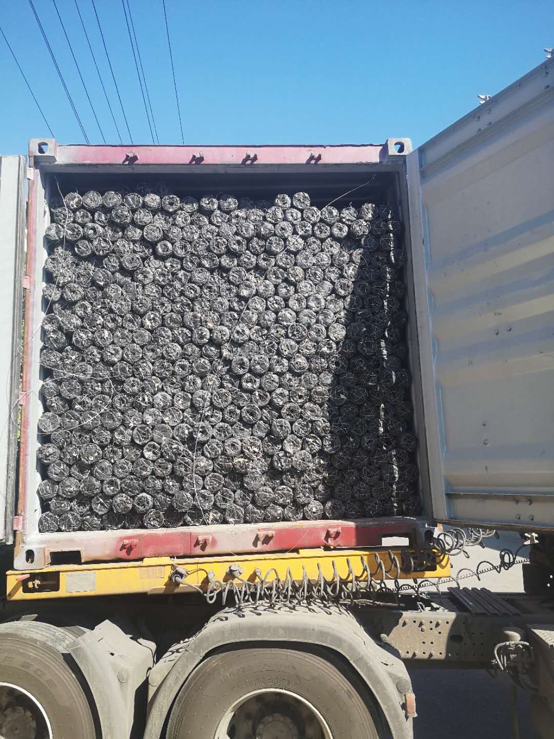 Hexagonal wire mesh loading