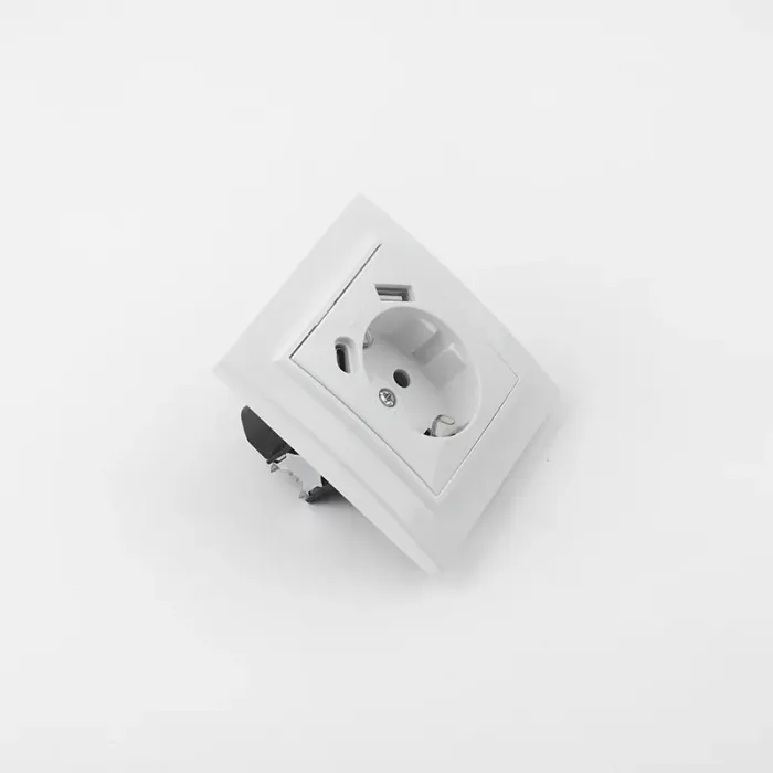 Soket Dinding Eropa dengan Pengisi Daya USB Tipe C