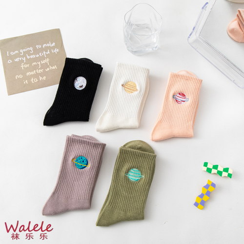 Calcetines elegantes a media pantorrilla con bordado de planetas