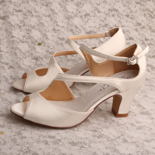 Block Heel Shoes Mulheres para o verão Off white Satin