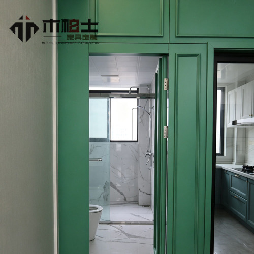 Porta invisível pintada de verde