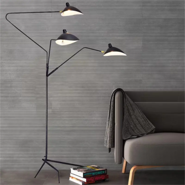 Lampu lantai vila postmodern yang indah