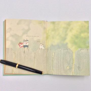 Caderno liso de papel com páginas coloridas