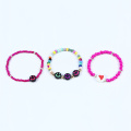 Set di bracciale da ragazza sorridente rosso-rosa