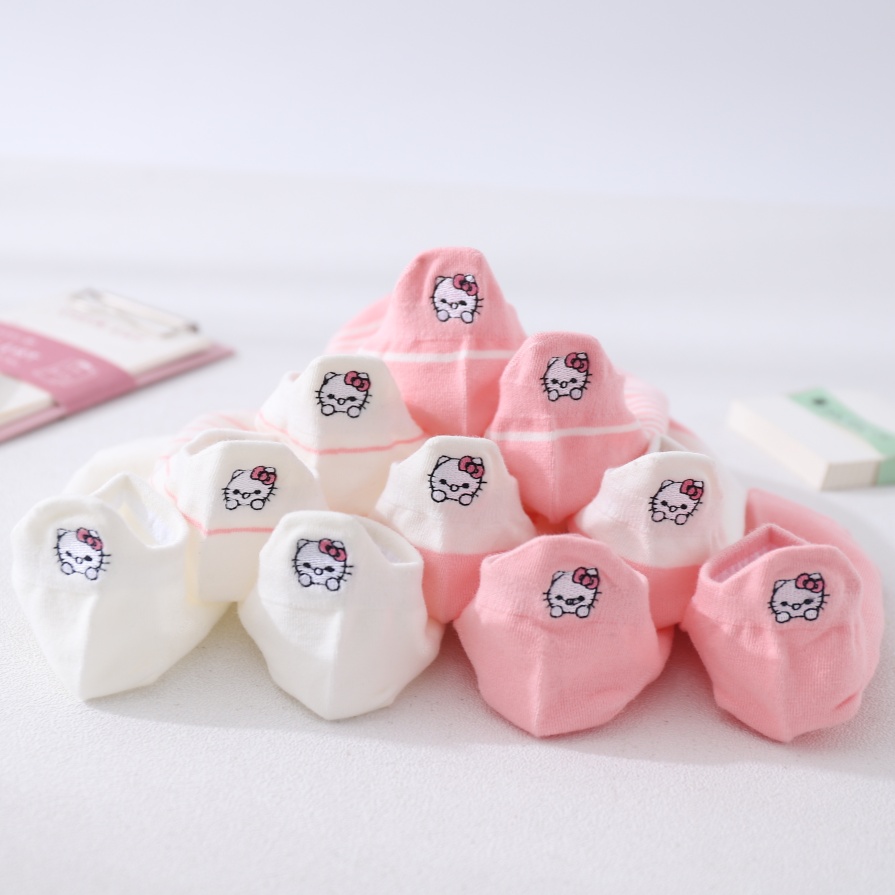 Kaibig -ibig na mga medyas ng bangka na may burol