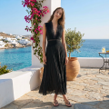 Schwarzes Maxikleid mit V-Ausschnitt und Spitzenbesatz