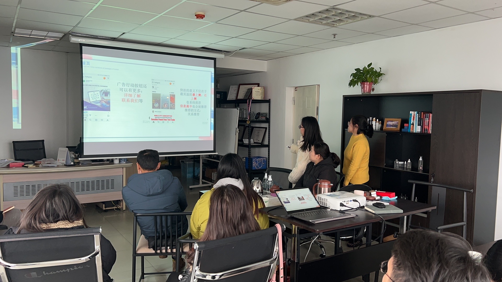 Knowledge sharing meeting of Black Essentioal Oil Bottle Knowledge sharing meeting of Black Essentioal Oil Bottle