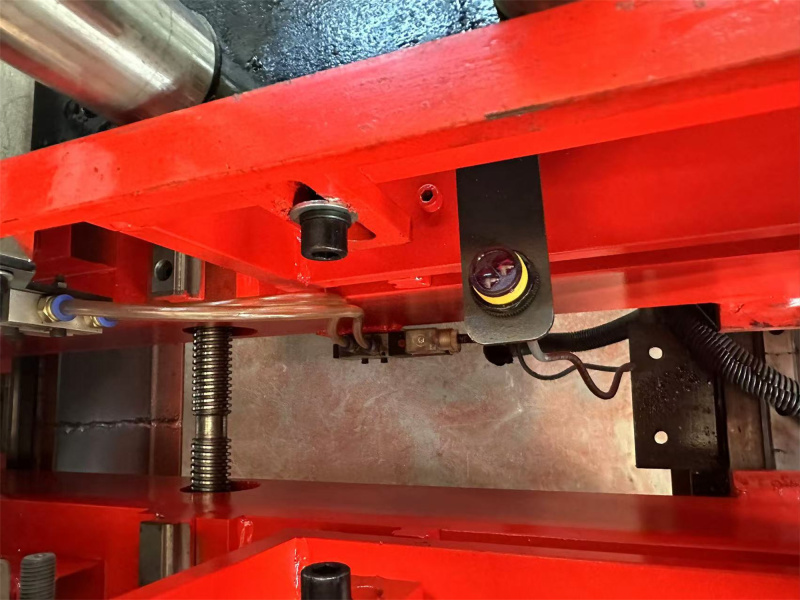 Automatic Ribbed Cover Plate Production Machine