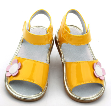 Блестящие желтые детские скрипучие туфли оптом