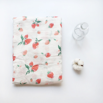 Baby swaddle muslin blanket dengan stroberi