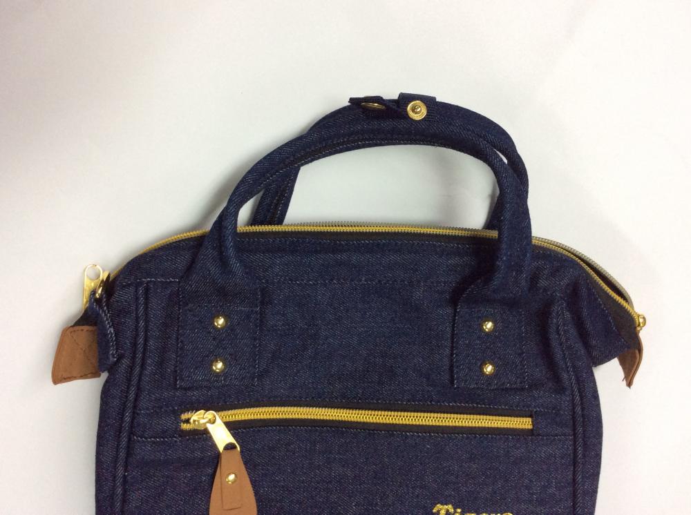 Práctico denim bolso casual.