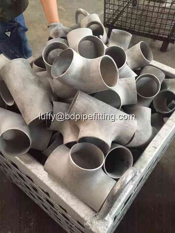 Alloy pipe fitting (35)