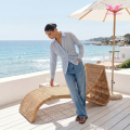 Camicia blu con scollo a V e risvolto twist francese