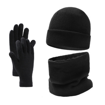 Geïsoleerde winteraccessoires ingesteld: beanie, sjaal, handschoenen en nek warmer voor mannen en vrouwen