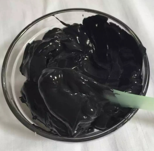 Gel de carbono preto escolhido para clareamento da pele a laser