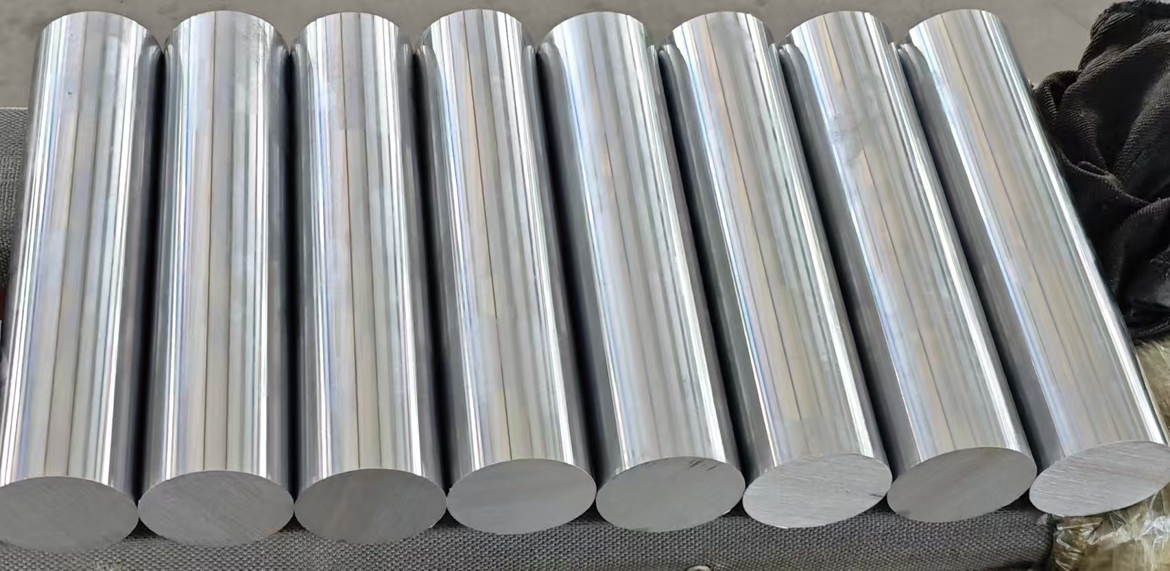 Distance cutting piston rod