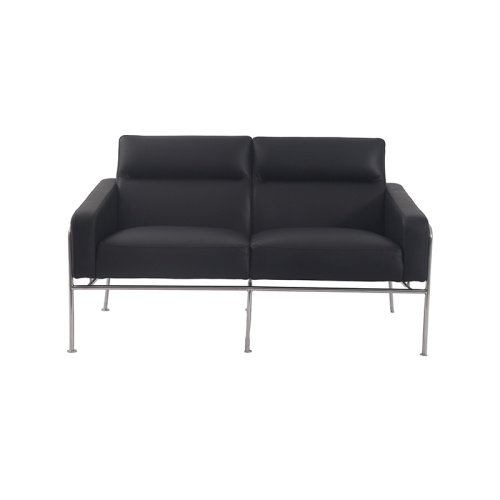 Fritz Hansen Serie 3300 Zwei -Sitzer -Sofa