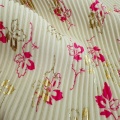 Geknitterter Polyesterstoff mit Blumenfolie