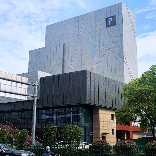 Levante de automóvil dedicado al centro comercial