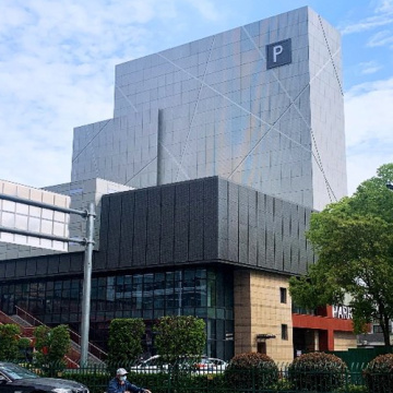 Levante de automóvil dedicado al centro comercial
