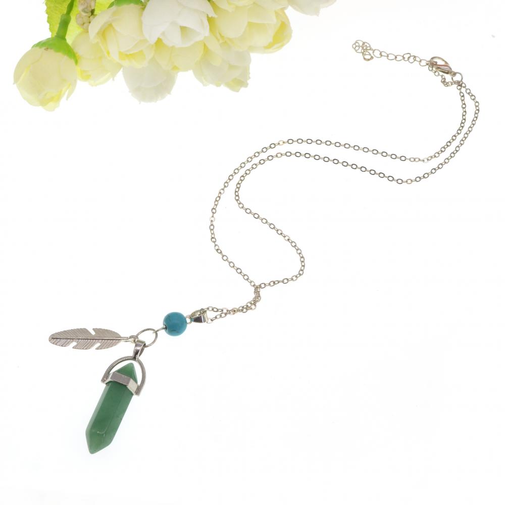 Collier pendentif prisme hexagonal en plumes d&#39;aventurine verte