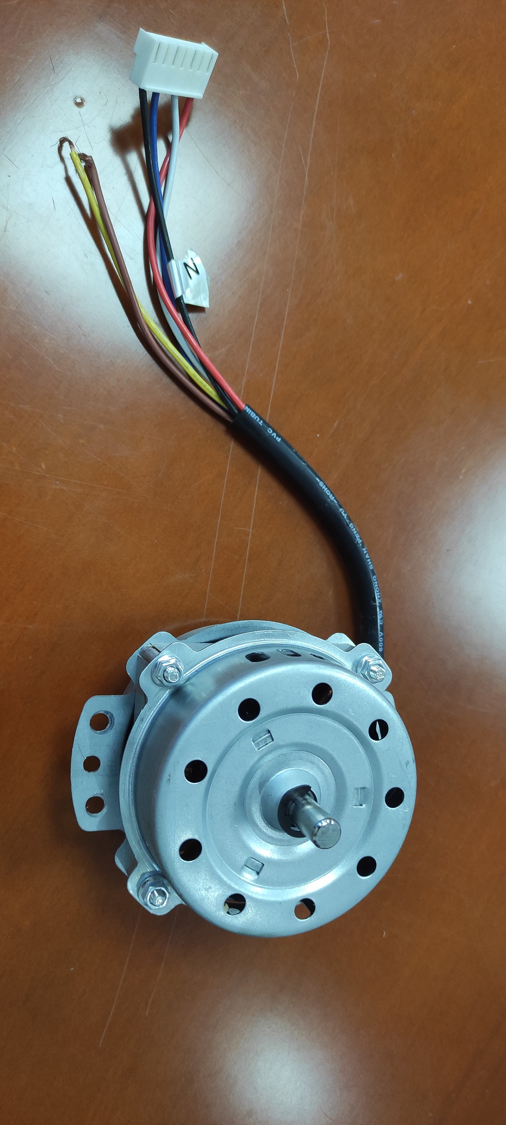 The AC power supply fan motor is silent