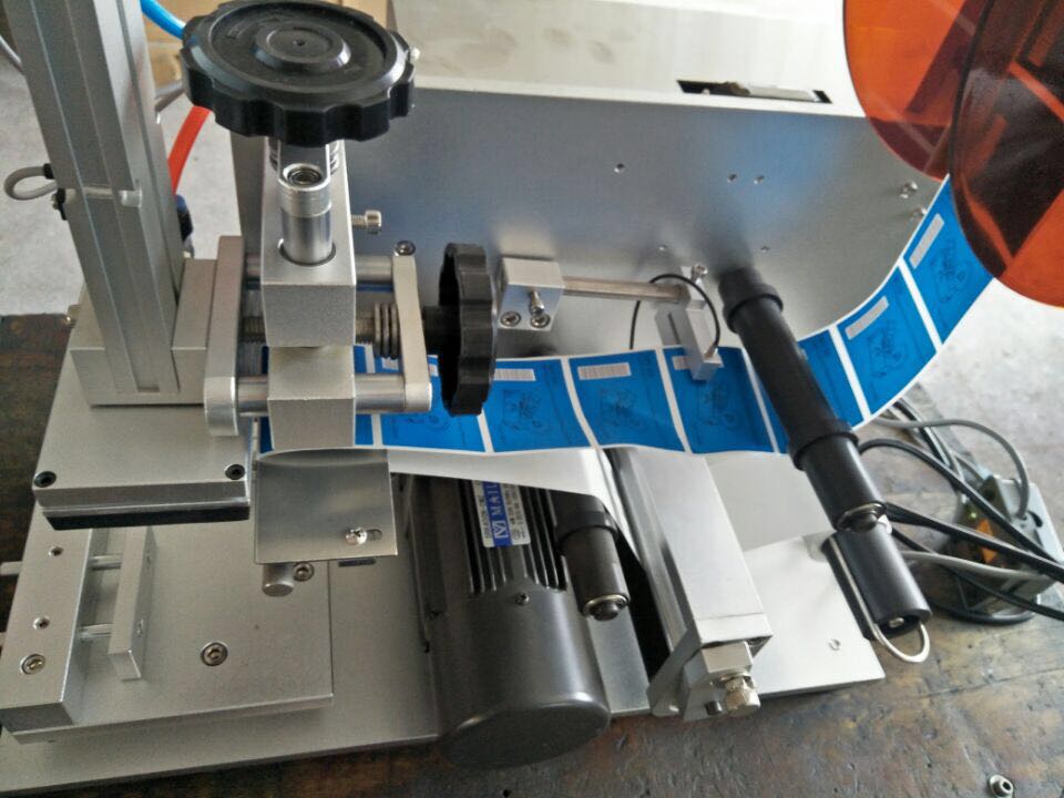 manual label applicator