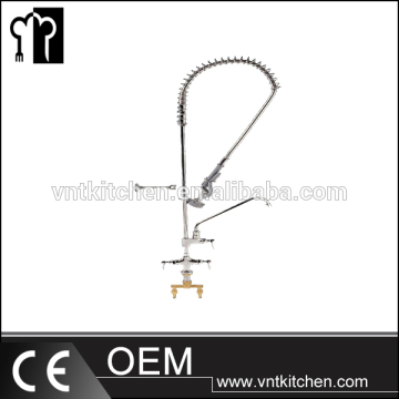 Vòi trung tâm thiết bị nhà bếp được gắn vòi